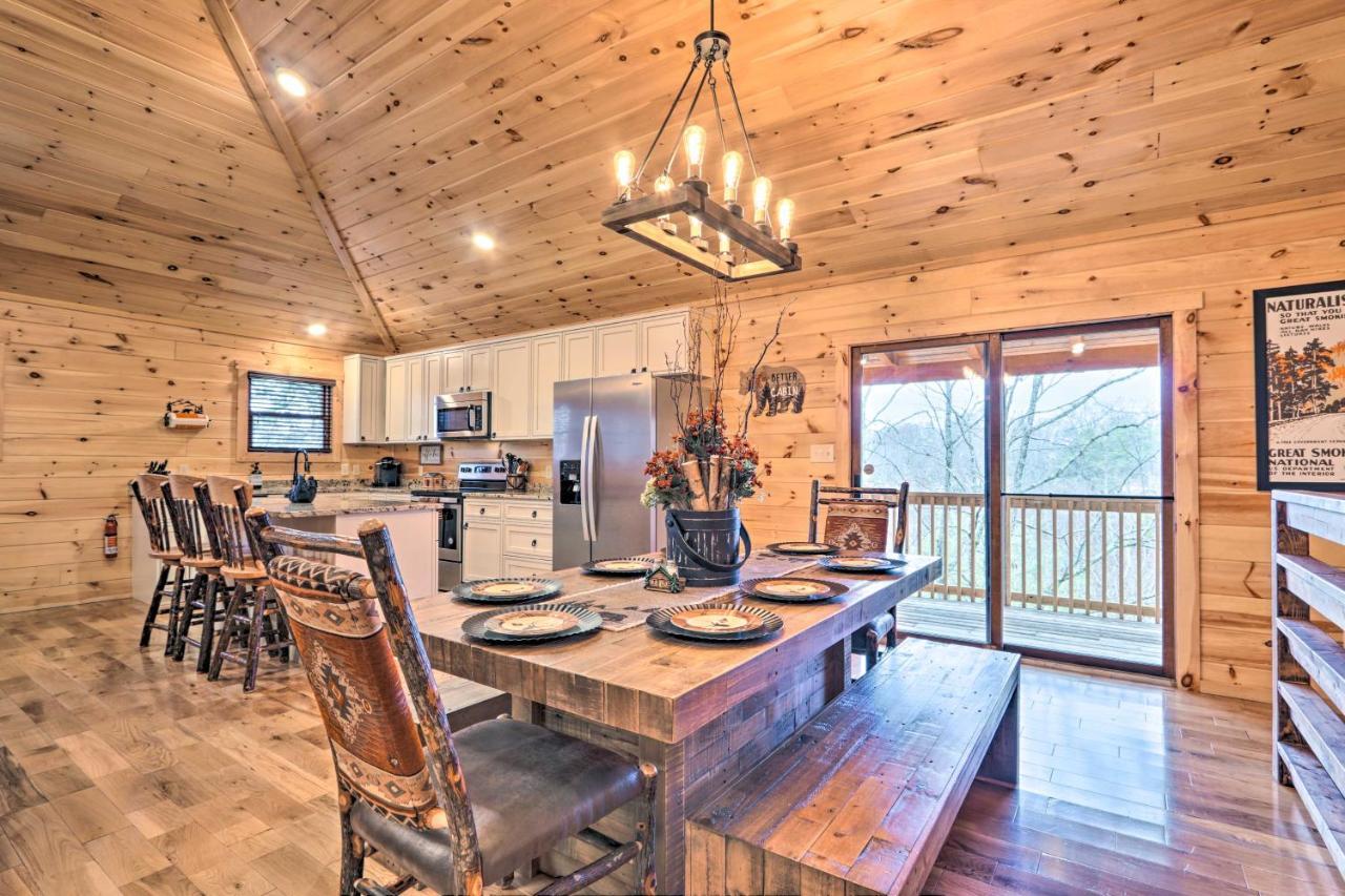 Luxe Cabin With Hot Tub, Theater, Pool Table, Arcade Pigeon Forge Luaran gambar